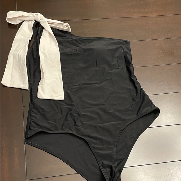 Elegant Black and White One-Shoulder Swim One Piece - Picture 5 of 9